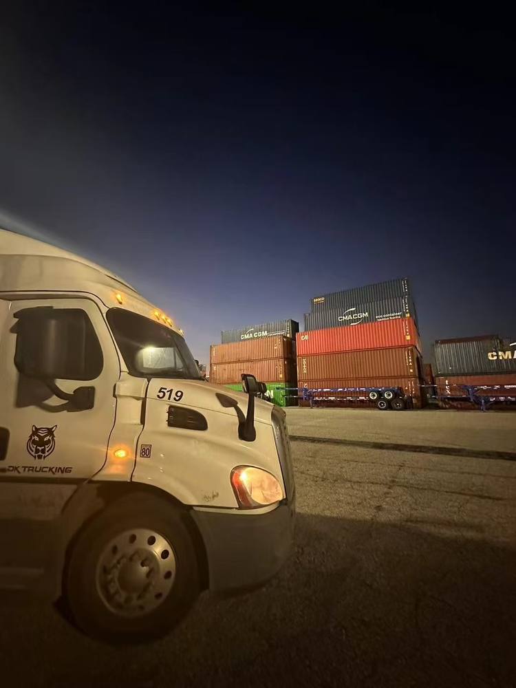 深夜卡车与 CMA CGM 集装箱堆场