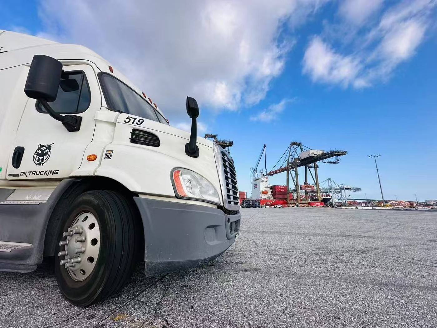 美国本地卡车 DK Trucking 519 在港口